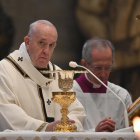 El papa Francesc, durant la benedicció ‘urbi et orbi’, ahir a la basílica de Sant Pere.