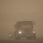 Un camión de bomberos se dirige a uno los múltiples focos activos que hay actualmente en el norte del estado de California.