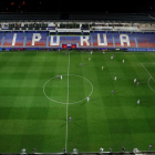 Una imatge insòlita d’un partit de la Lliga de Primera divisió disputat ahir a la nit entre Eibar i Reial Societat, sense públic a les grades.