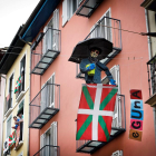 Muchos ciudadanos vascos colgaron la ikurriña en sus balcones. 
