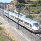 Imatge d’arxiu d’un tren d’alta velocitat al tram entre Vinaixa i Vimbodí.