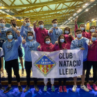 Els nadadors del CN Lleida i els seus entrenadors celebren l’ascens de categoria diumenge passat.