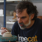 El líder de Òmnium, Jordi Cuixart, pintando una pieza de cerámica en una imagen que él mismo pio|tuiteó en Twitter.