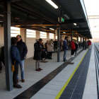 Els passatgers esperant el tren a la nova estació de Cambrils.