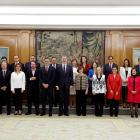 Foto de família del nou Executiu de coalició al costat del rei Felip VI al palau de La Zarzuela.