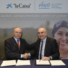 Isidre Fainé y Josep Tabernero, durante la firma del acuerdo entre el VHIO y 'la Caixa'.