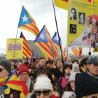 Uns 300 independentistes van acompanyar Puigdemont i Comín ahir.