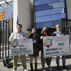 Participants en la concentració davant de l’INSS de Lleida, ahir.