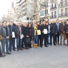 Imatge dels alcaldes que ahir van firmar el manifest a Lleida.