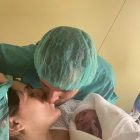 Lidia Martínez y Jordi Sánchez en el momento del nacimiento de su primer hijo Jordi. 