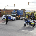 Los servicios médicos atendiendo al motorista accidentado en la LL-11 en Lleida. Falleció horas después en el hospital.