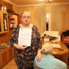 La afectada muestra la carta que le deniega una vivienda de la mesa de emergencia.