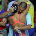 Fred Vergnoux s’abraça amb Mireia Belmonte en una competició.