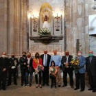 Entrega del título Socio de Honor ayer al sacerdote Joaquín Recasens tras la misa en Sant Joan. 