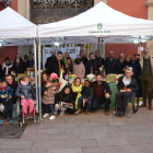 Alumnos de las Escoles Especials Llar de Sant Josep, ayer ante su mercadillo. 