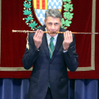 El popular Xavier Garcia Albiol fa un petó a la vara d’alcalde de Badalona.