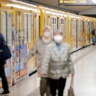 Passatgers a l’estació de metro d’Amrumer Strasse, a Berlín.