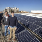 Oró (derecha) con dos profesores del instituto La Segarra y las placas fotovoltaicas que se han instalado.