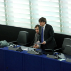 Puigdemont, al costat de Toni Comín, durant la seua primera intervenció com a eurodiputat a Estrasburg.