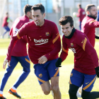 Sergio Busquets y Riqui Puig durante el entrenamiento previo al encuentro frente al Levante.