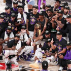 Los jugadores de los Lakers posan con el trofeo conquistado tras ganar el sexto partido de la serie.