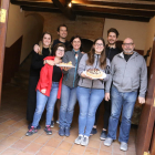 La família de Cal Magí, de Vilanova de Bellpuig, va regalar una mona al fotògraf de SEGRE. A la dreta, Martina Semis Sangrà, de Balaguer, amb la seua mona elaborada a casa.