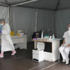 Personal sanitari realitza tests a l’hospital de Basurtu.