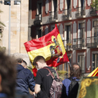 Manifestant amb la bandera franquista, ahir a Barcelona.
