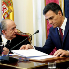 Landelino Lavilla, junto al presidente del Gobierno central, Pedro Sànchez.
