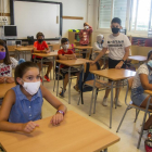 Alumnos de Primaria del colegio Maria Mercè Marçal de Tàrrega, en el aula con mascarilla.