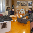 El ayuntamiento abrió ayer, 12-O, e hizo el recuento de votos.