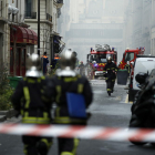 Equips d’emergència treballant al lloc de l’explosió en una fleca del centre de París.