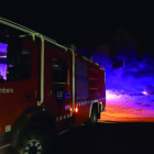 Dotación de bomberos desplazada al fuego de anoche en Lleida.