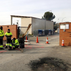 Algunos trabajadores de la empresa de recogida de basura en la Noguera bloquean el acceso al centro de reciclaje, con motivo de la huelga indenfinida.