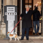 El líder dels conservadors, Boris Johnson, va acudir a votar amb el seu gos, amb el qual va poder entrar al col·legi electoral.