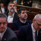 Els exconsellers llueixen l'ensenya del Govern i Jordi Sànchez el llaç groc