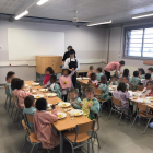 Imagen de los niños y niñas de P3 de la escuela Parc del Saladar de Alcarràs comiendo en un aula. 