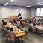 Imatge dels nens i nenes de P3 de l’escola Parc del Saladar d’Alcarràs mentre dinen en una aula.