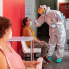 Una enfermera lleva a cabo una prueba PCR a una paciente en un hospital de Murcia.