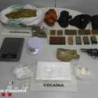 Registros en la calle Col·legi y la avenida Pla d’Urgell  -  Los Mossos hallaron 1,32 kilos de cocaína y 497 gramos de marihuana, valorados en cerca de 85.000 euros. También había un revólver de 22 milímetros y 229 cartuchos del mismo calib ...