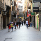 Vista del Eix Comercial de Lleida ayer por la tarde, con algunos transeúntes. 