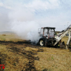 Els bombers sufoquen un incendi en un tractor i un sembrat a Corbins