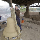Abel Portilla, el maestro campanero contratado, trabaja en el molde de la campana que fundirá.