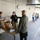 Una mujer recoge las mascarillas infantiles que reparte la Paeria, ayer en el centro cívico de Balàfia. 