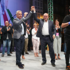 El lehendakari y candidato a la reelección, Iñigo Urkullu (i), junto al presidente del PNV, Andoni Ortuzar, (d) celebran los resultados. A la derecha, el popular Núñez Feijóo.
