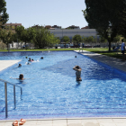Bañistas que inauguraron a principios de agosto la temporada en las piscinas de Balàfia. 