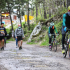 Vecinos de Andorra practicando ayer deporte en la montaña.