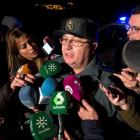 El portavoz de la Guardia Civil de Málaga atiende los medios domingo por la noche.