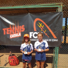 Les dos tenistes del CN Lleida, amb el trofeu aconseguit.