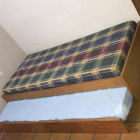 La cama doble que ha recogido Antisida Lleida en uno de los pisos.